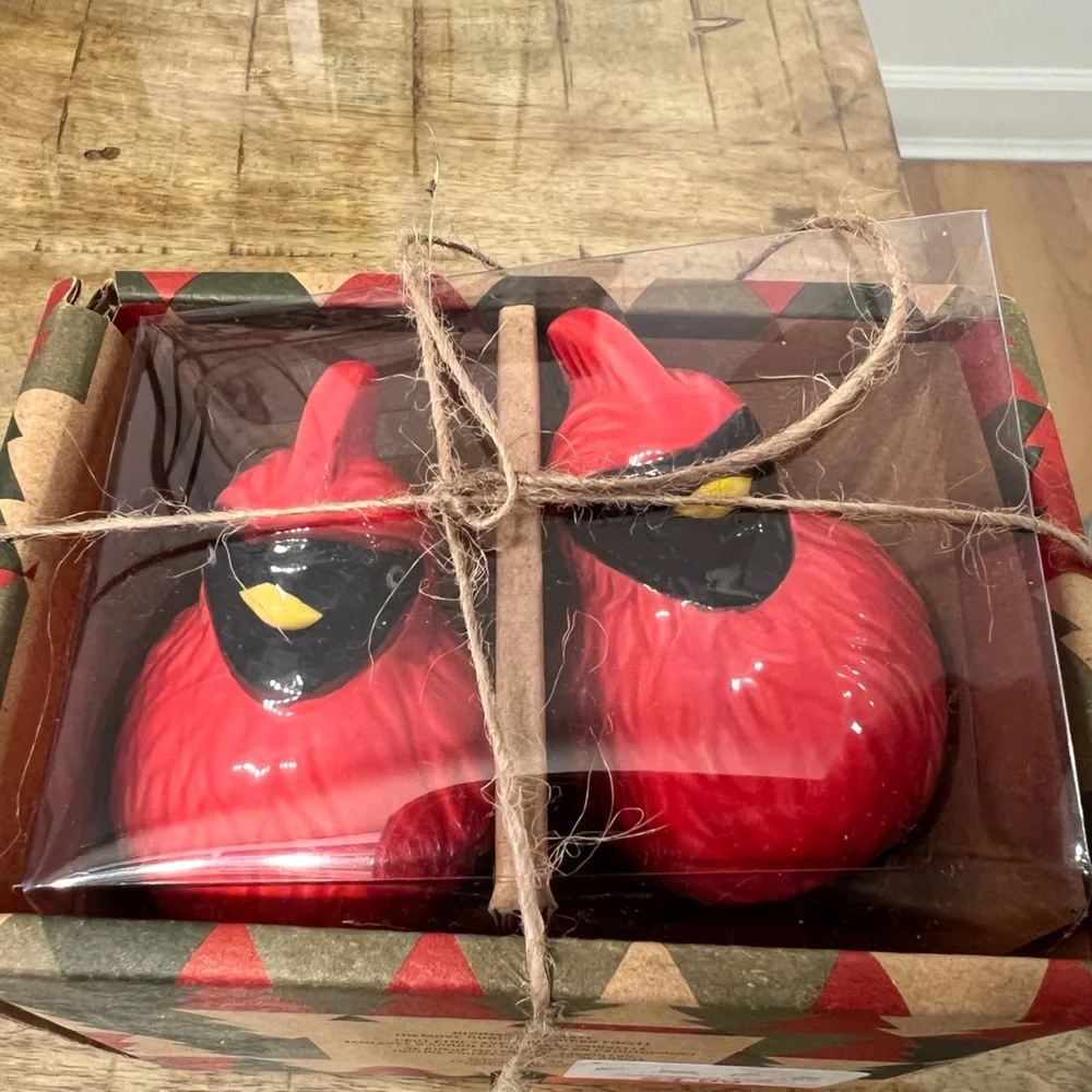Red cardinal birds salt pepper shakers